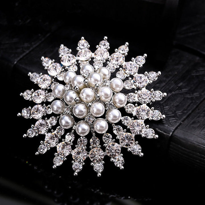 Super sparkling rhinestone inlaid with fashionable pearls, large snowflake chest flower, high-end alloy electroplating wedding dress, clothing accessories