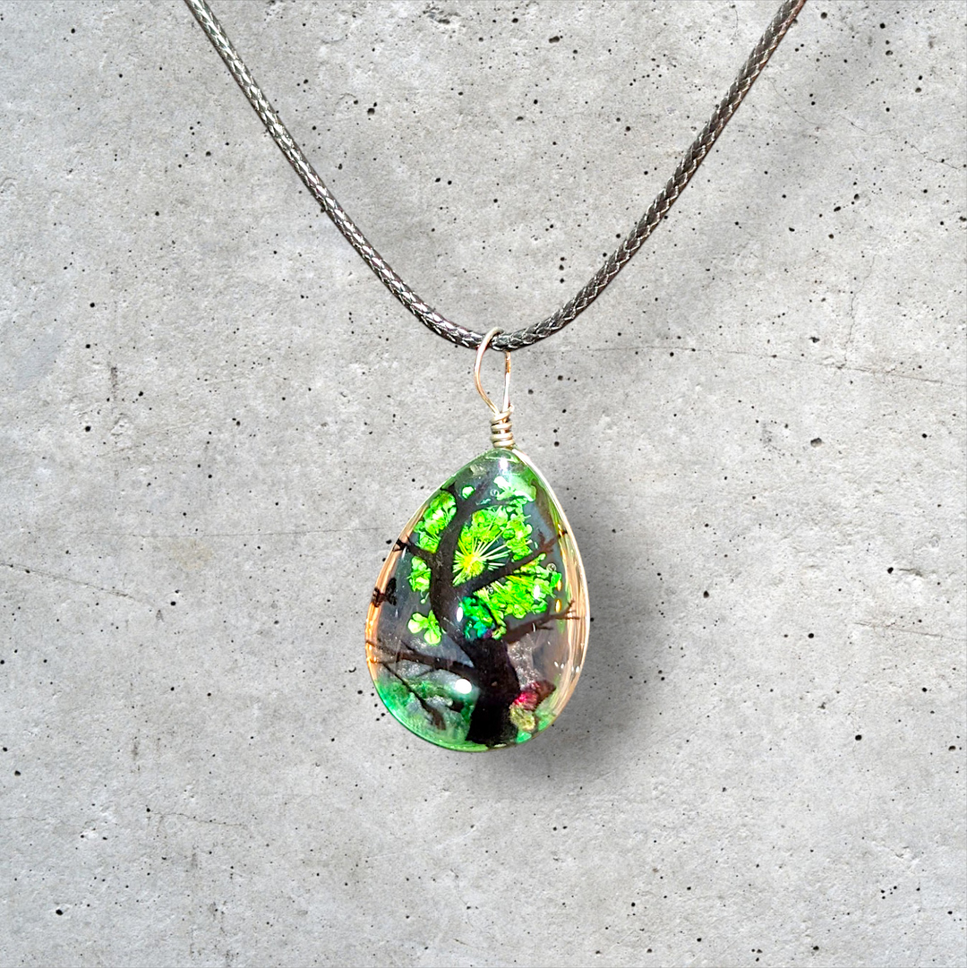 Green Tear Drop Resin (0.7inch/18mm) Necklace